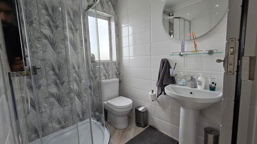 To Let 2 Bedroom Property for Rent in Vredehoek Western Cape